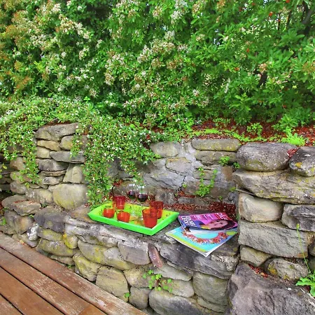 Dom wakacyjny In With Pool